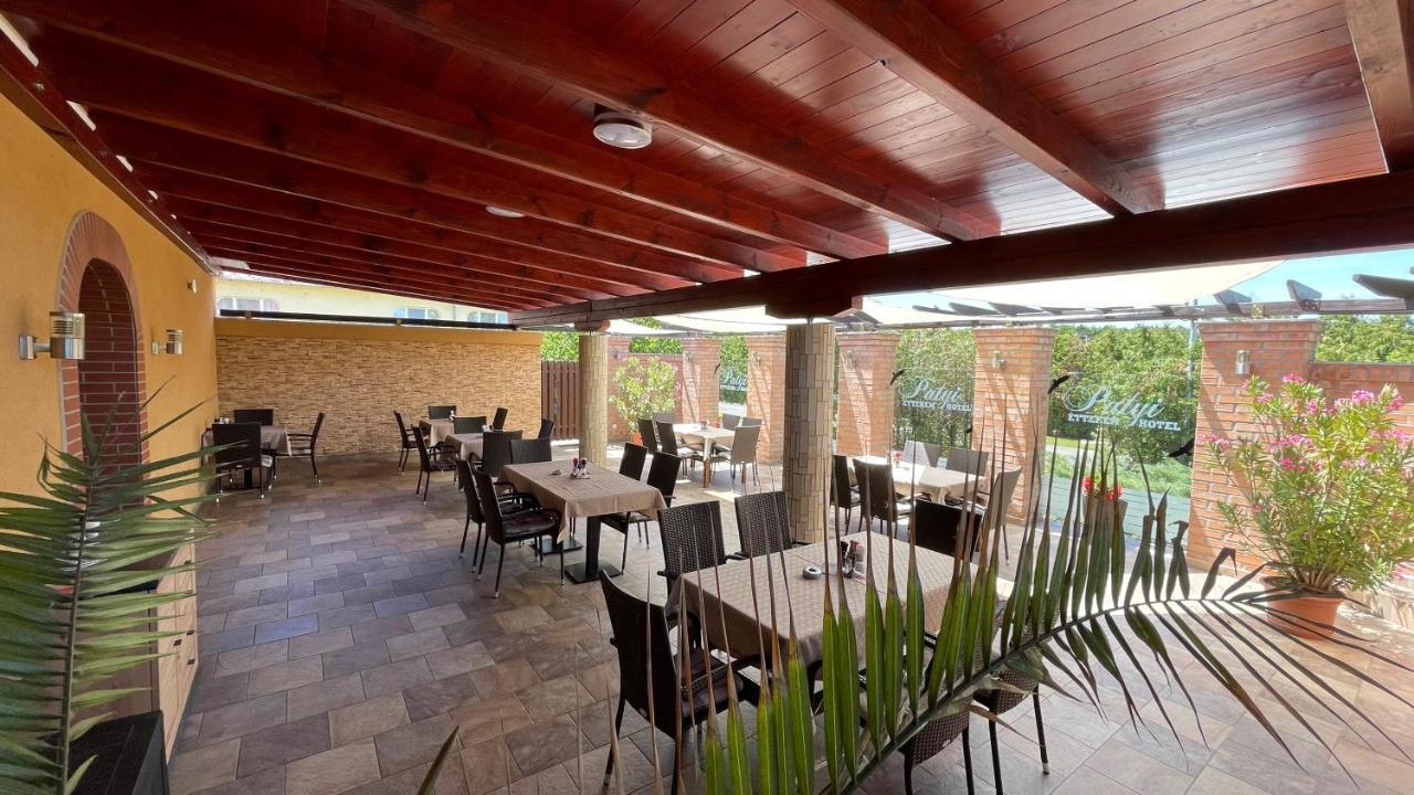 Patyi Etterem Es Hotel Bogote Exterior photo