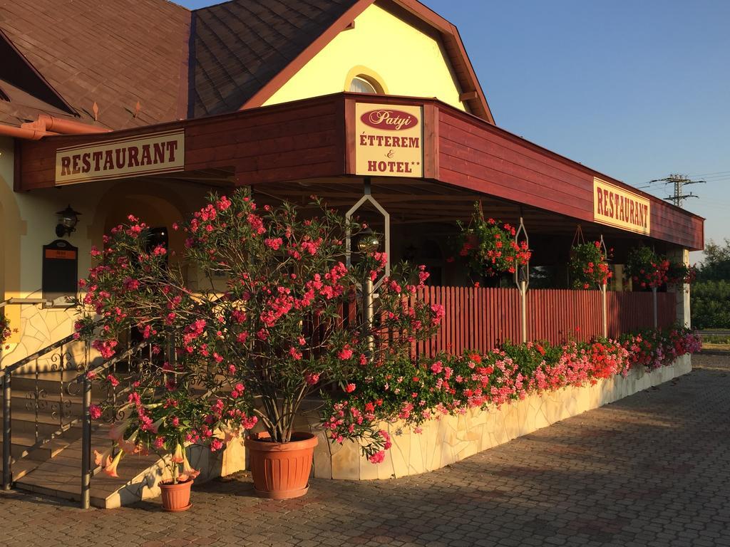 Patyi Etterem Es Hotel Bogote Exterior photo